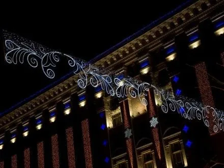 Новогоднюю иллюминацию начали устанавливать в Киеве