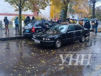 Автомобиль с полным багажником оружия задержали в центре Ровно