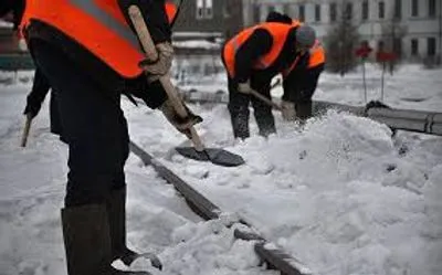 Через погіршення погодних умов у Києві комунальники працюють у посиленому режимі