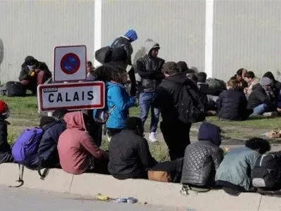 Франция начала вывозить детей из "джунглей" беженцев в Кале