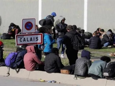 Франция начала вывозить детей из "джунглей" беженцев в Кале