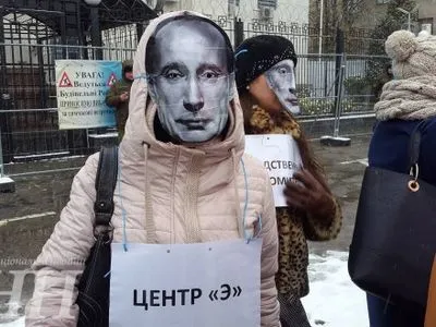 Біля посольства РФ у Києві влаштували акцію на підтримку українських журналістів