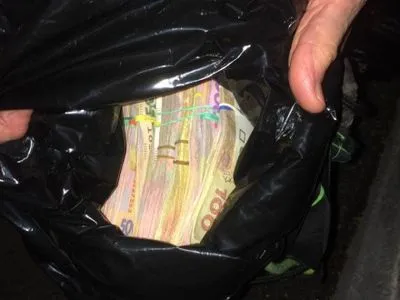 Неизвестные в Киеве отобрали у мужчины сумку со 140 тыс. грн