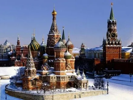 Полиция Москвы ищет взрывчатку в Кремле и посольстве США