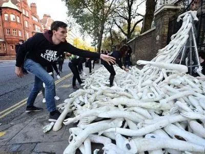 У Лондоні посольство РФ закидали пластиковими кінцівками через ситуацію в Сирії