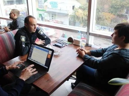 Руководитель патрульной полиции Ужгорода и Мукачево впервые встретился с гражданами за чашкой кофе