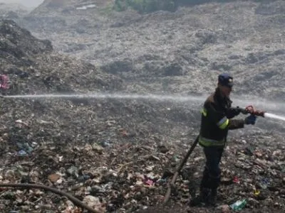 На Полтавщині рятувальники ліквідували пожежу на сміттєзвалищі
