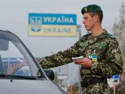 Українець намагався перевезти через кордон трьох іноземців без документів
