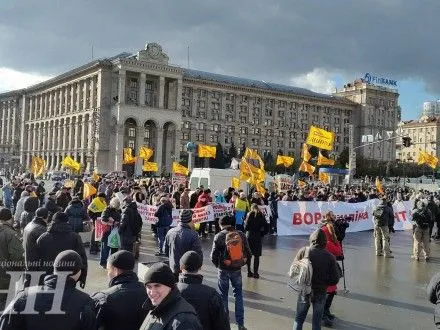 Вкладчики банков-банкротов перекрыли улицу Крещатик в Киеве