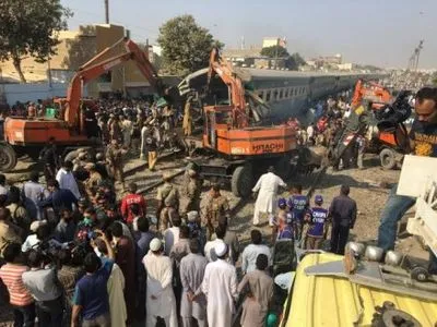 В результате столкновения поездов в Пакистане погибли по меньшей мере 17 человек
