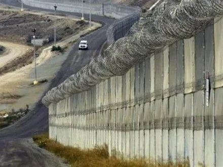 Туреччина завершить будівництво стіни на кордоні з Сирією в першій половині 2017 року