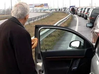 На кордоні з Польщею у чергах застрягли вже 1560 автомобілів