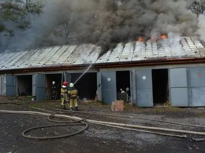 Вогнеборці загасили пожежу в гаражних приміщеннях в Ужгороді