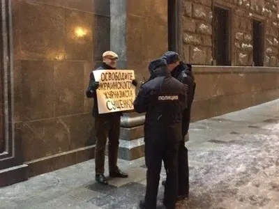 М.Фейгин вышел на одиночную акцию возле здания ФСБ в Москве