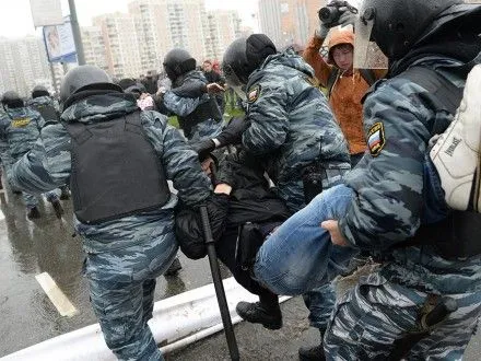 Во время шествия российских националистов в Москве арестовали участника акции с украинским флагом