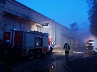 Пожар произошел в складском помещении в Киеве