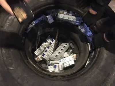 Турок пытался вывезти из Украины сигареты, спрятав их в колесах своего авто