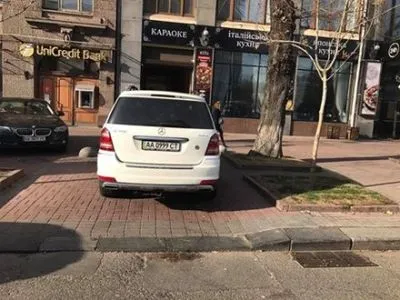 Mercedes в центре Киева заблокировал въезд в один из дворов, полиция больше часа игнорирует вызов - очевидцы
