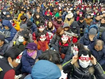 Тысячи людей в Сеуле вышли на антипрезидентский митинг