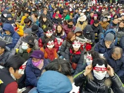 Тысячи людей в Сеуле вышли на антипрезидентский митинг