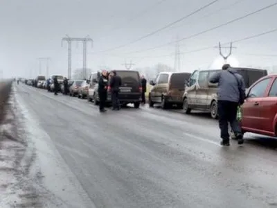 Більше 400 авто зібрались у черзі на КПВВ "Мар’їнка", і ще 200 - на КПВВ "Майорське"