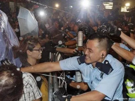 Поліція застосувала перцевий газ для розгону протестувальників в Гонконзі