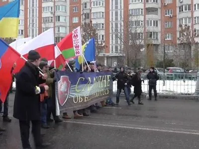 В Москве подняли флаг Украины и осудили преступную "ДНР"