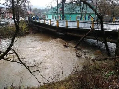 Паводкова хвиля пошкодила міст у центрі Сваляви