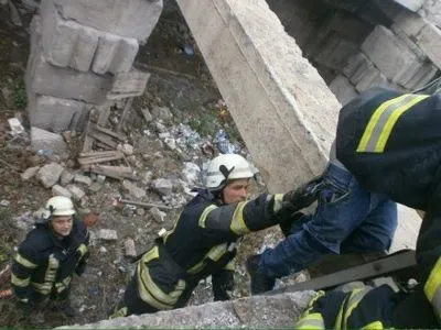 У Маріуполі рятувальники дістали дитину з підвалу недобудови