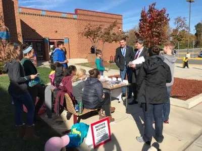 Американские школьники зарабатывают на выборах, продавая кексы