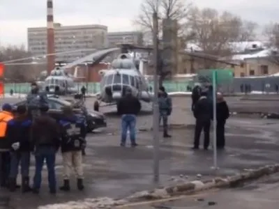 В центре Москвы приземлились три вертолета