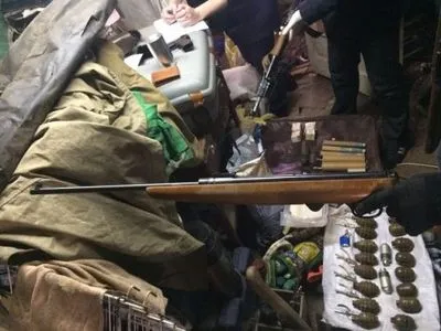 Арсенал оружия и боеприпасов обнаружили в гараже у киевлянина