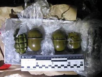 На Оболони в Киеве мужчины продавали боевые гранаты