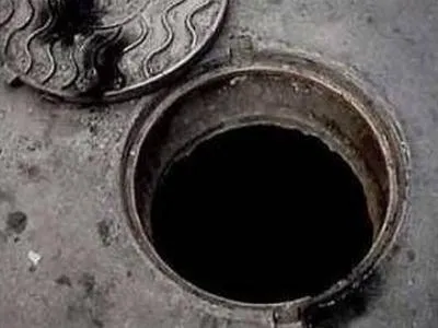 Жінка впала у каналізаційний колодязь у Кропивницькому
