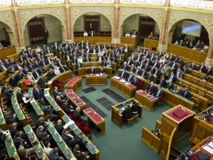 Парламент Венгрии будет голосовать за запрет квот для мигрантов