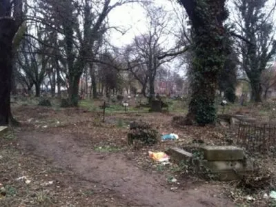 Закрытые кладбища остались без присмотра в Кропивницком