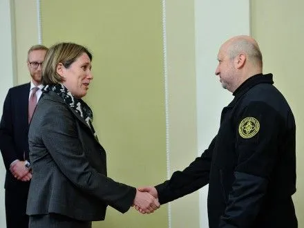 О.Турчинов обговорив із з Послом Британії співпрацю у військово-технійчній сфері