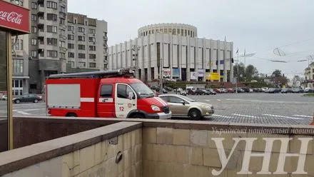 К гостинице "Днепр" в Киеве съехались несколько машин спасателей