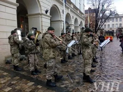 У Львові військові закликали долучатися до лав контрактної армії