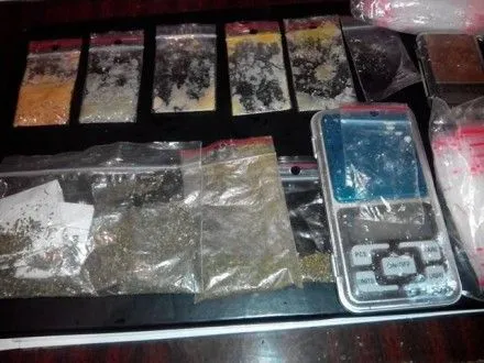 У Дніпрі правоохоронці знайшли у жінки в сумці наркотики на 30 тис. грн