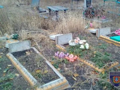 Підлітків, що пошкодили 38 могильних пам'ятників, затримали на Одещині