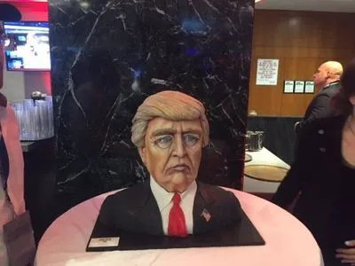 В штаб Д.Трампа привезли торт в виде самого кандидата