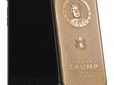 В Росії випустили "трампофон" з золотим барельєфом новообраного президента США