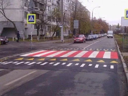 Новий підвищений пішохідний перехід з'явився в Шевченківському районі Києва