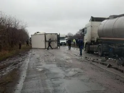 Дві вантажівки зіткнулися в Кіровоградській області