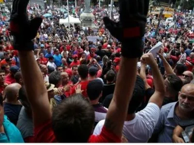 Бразильські активісти влаштували страйк під  будівлею Законодавчої асамблеї в Ріо