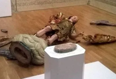 Турист разбил статую в музее Лиссабона, при попытке сделать селфи
