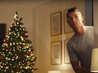 К.Роналдо снялся в рождественском рекламном ролике по мотивам фильма "Один дома"