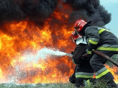 У Харкові велика пожежа: горить меблевий цех