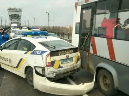 Автомобиль патрульных столкнулся с автобусом в Кременчуге